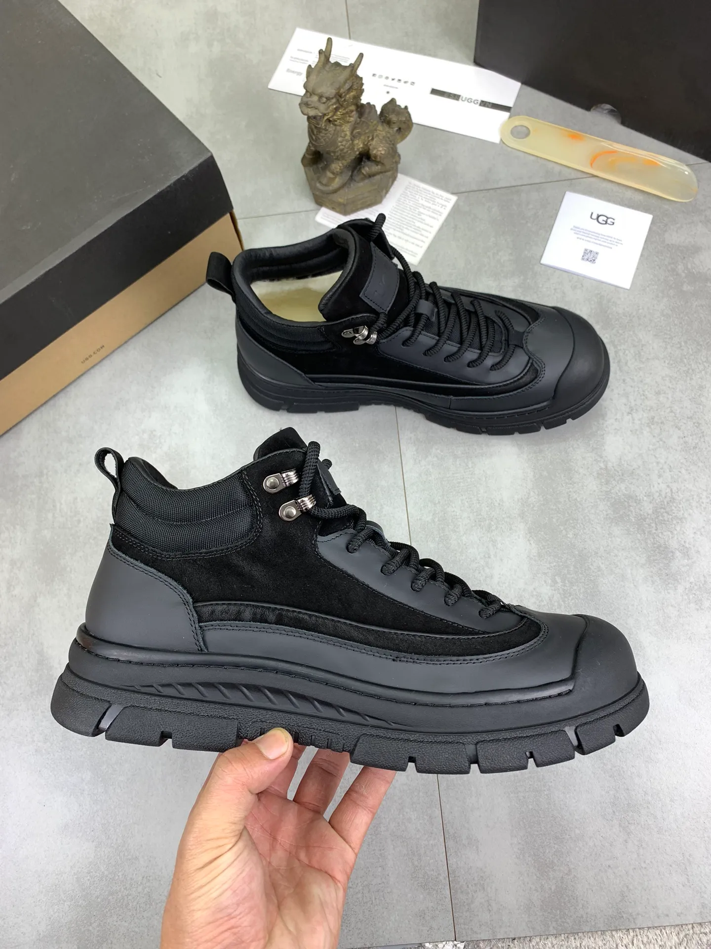 Men's Men's Shoes P620 [New Style] 💰 🆘 "Real Wool" [UGG] 👉 Popular men's shoes official website synchronization 🔰 Genuine quality [proud] is not comparable to the imitations in the general market 🌀 The upper is imported Italian frosted cowhide, and the lining: foot pad 🅰️ grade 🐑 real wool 👻 Only Grade A can show the effect The hand feels smooth and delicate 🔱The shoe shape is grand, only genuine factories can achieve it 🎄The perfect toughness of the original outsole 👻⬛️ allows customers to bid farewell to one-time consumption. Real wool lining, super warm. 3️⃣Colors available Sizes: 38-44